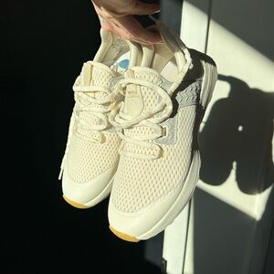 OluKai Women's WAILUKU Off White/Off White